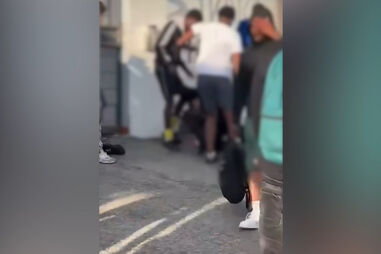 Dois jovens agredidos por 20 indivíduos à porta de escola em Massamá