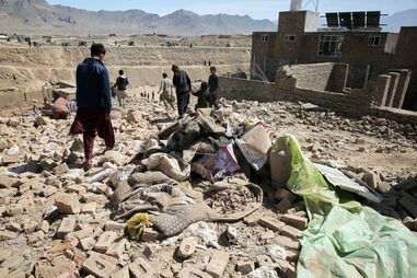 Moradores inspecionam o local de um ataque em Cabul