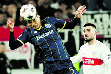 Central integrou o onze inicial em Estugarda