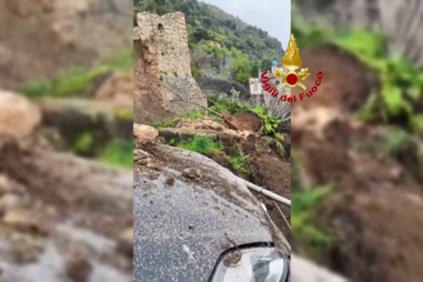 Chuva intensa provoca deslizamentos de terra e inundações no sul de Itália 