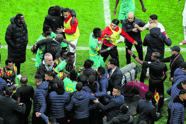 Confusão comçou logo no relvado, após a marcação de um penálti a favor de Marrocos