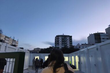 Alunos têm aulas em contentores e pais denunciam falta de condições em escola básica do Seixal 