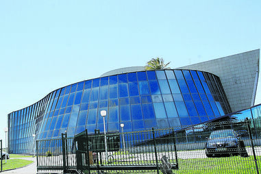 Casal Yael e Uri Poliavich comprou edifício em Ranholas (Sintra)