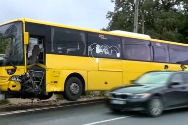 Autocarro colide contra carro na EN 378 em Fernão Ferro