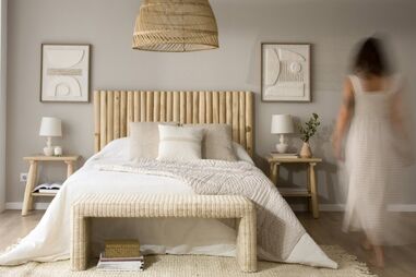 Quarto com cama de madeira e tecidos naturais, para um ambiente confortável e acolhedor