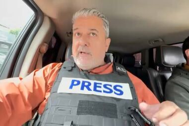 O momento em que a equipa da CMTV teve de fugir do bairro do quartel general do Hezbollah após explosão