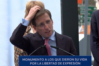 Presidente da câmara de Madrid atingido por ‘cagadela’ de pombo durante discurso