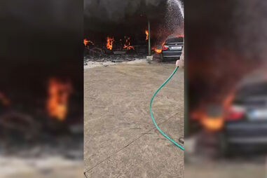 Três veículos ardem em incêndio num armazém de lenha