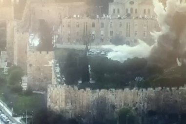 O momento em que um fragmento de míssil atinge Cidade Velha de Jerusalém e provoca explosão 