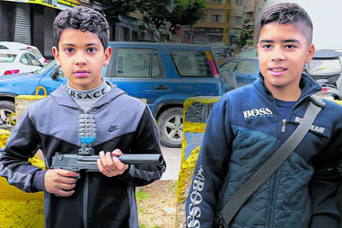No bairro do Hezbollah onde crianças brincam a matar