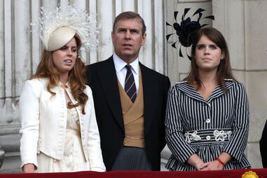Princesas Beatrice e Eugenie com o príncipe André