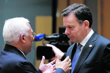 Duas guerras e um bloqueio