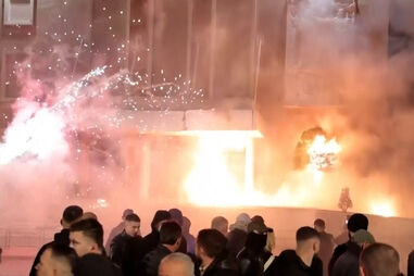 Manifestantes lançam cocktails molotov e fogo-de-artifício durante protestos na Albânia