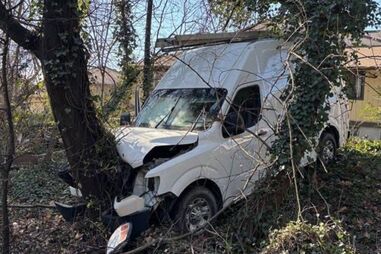 A carrinha conduzida por Tiago Sousa Martins após ter sido baleado