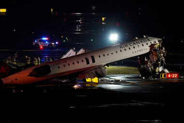 “Pára, camião 1, pára”: o áudio da torre de controlo no momento da colisão no aeroporto de LaGuardia