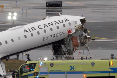 Avião da Air Canada Express danificado após colisão no aeroporto de LaGuardia
