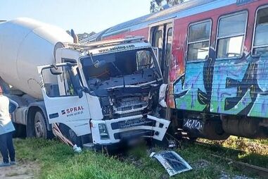 Acidente entre camião e comboio corta Linha do Vouga