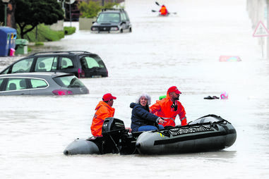 Com a cidade inundada, botes serviram de meio de transporte