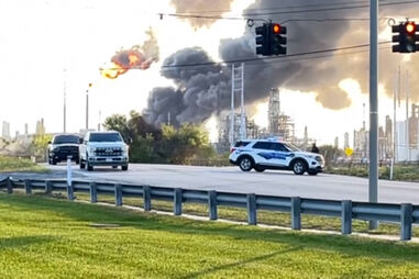 Explosão em refinaria no Texas obriga residentes a permanecerem a casa  