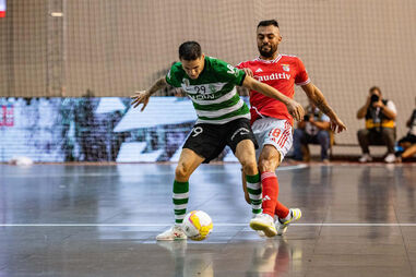 Alex Merlim em ação durante um jogo com o Benfica