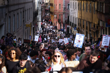 Estudantes manifestam-se por ensino gratuito e mais alojamento. Alunos encheram ruas de Lisboa