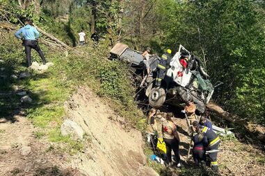 Camião cai em ribanceira após despiste