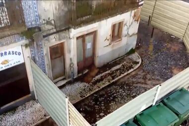 Prédio devoluto está em risco de colapso em Estremoz mas habitantes dizem que “ninguém faz nada”