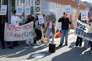 Alunos da Escola Secundária Leal da Câmara em Rio de Mouro iniciaram um protesto por melhores condições no ensino
