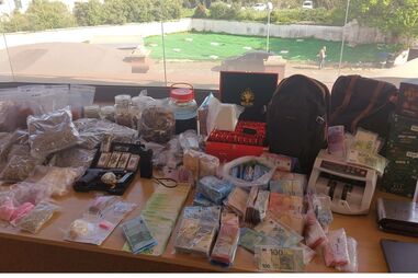 Imagem de todo o material apreendido pela PSP de Loures