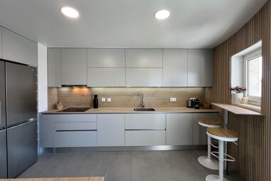 Cozinha moderna e funcional da Mudelar com remodelação e otimização de espaço