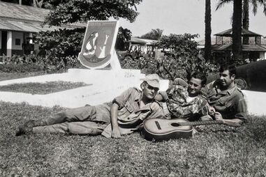 Manuel da Ressurreição Cardoso e mais dois dos seus camaradas em Angola