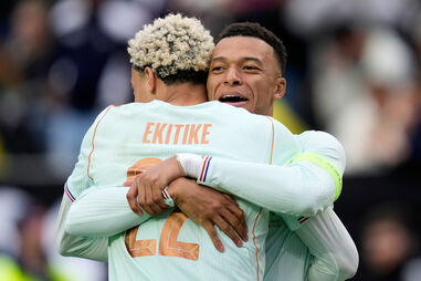 Mbappé e Ekitiké depois do golo da equipa francesa