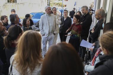 Pais protestam contra transferência de escola para outro agrupamento em Lisboa