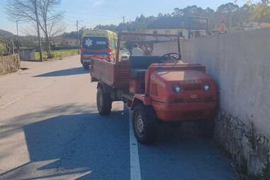 Dois feridos em colisão entre carro e viatura agrícola em Arouca