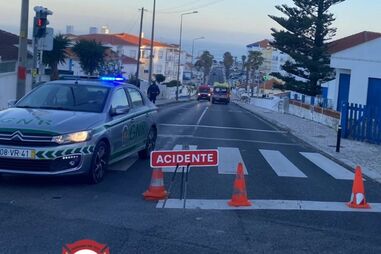 Amigos e familiares homenageiam os dois jovens que morreram atropelados na Ericeira