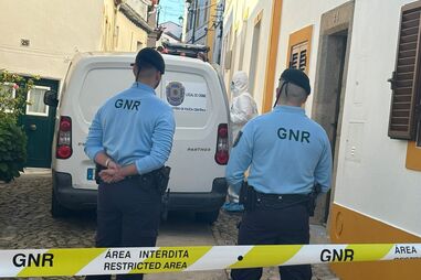 Suspeito de assassinar a ex-companheira foge do local do crime e acaba por morrer em acidente de carro 