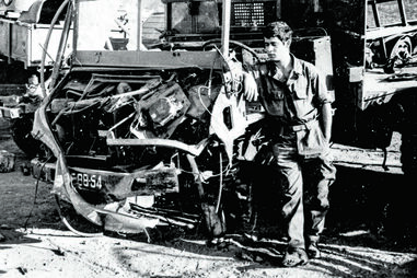 Junto à viatura onde Jacinto Pisco foi ferido devido à explosão de uma mina