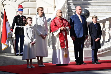 Charlene e a filha vestem de branco na receção ao Papa 