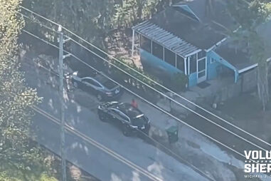 Vê a polícia e atira saco de cocaína pela janela do carro contra traficante a quem tinha comprado a droga na Florida