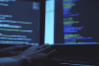 Burla com "família real espanhola" leva idoso a perder milhares de euros: filha avança para tribunal para o tentar proteger