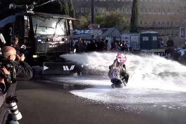 Polícia usa canhões de água para dispersar protesto em Israel