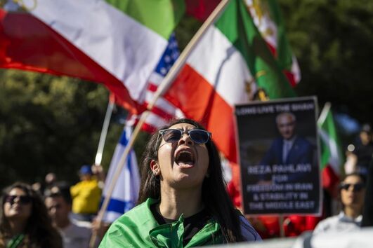 Iranianos celebram morte de 'ayatollah' junto a embaixada em Lisboa