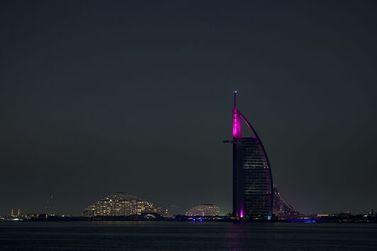 Voos a partir dos Emirados Árabes Unidos limitados enquanto governos tentam retirar cidadãos do Médio Oriente