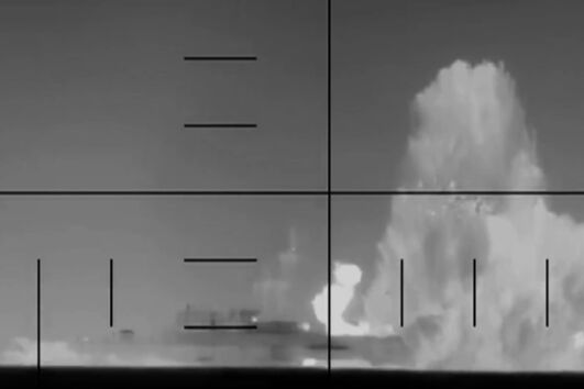 O momento em que torpedo dos EUA atinge navio de guerra iraniano 