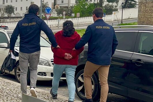 Mãe e padrasto presos por abusos sexuais a duas meninas em Montemor-o-Novo