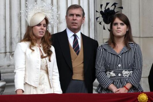 Princesas Beatrice e Eugenie com o Príncipe Andrew no Trooping the Colour, em Londres, 2007