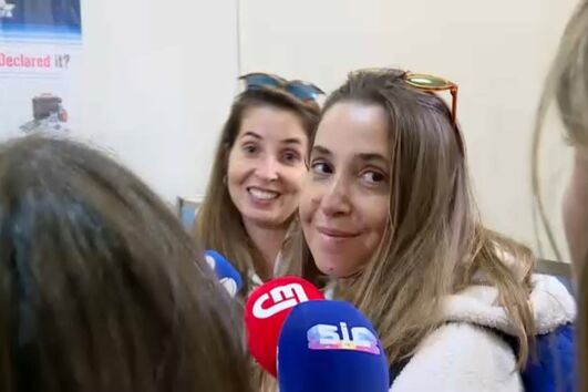 “Os mísseis vinham em bola de fogo contra nós”: irmãs gémeas revelam experiência no Dubai durante conflito no Médio Oriente 