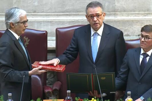 Longa fila de convidados nos corredores da AR para felicitar o novo Presidente