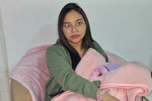 "Fiz força para urinar e saiu uma parte": mulher fica com compressa esquecida no corpo após parto