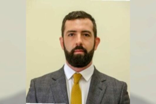 Ex-adjunto de antigo ministro do Ambiente detido por fugir à polícia e dar cabeçada a agente